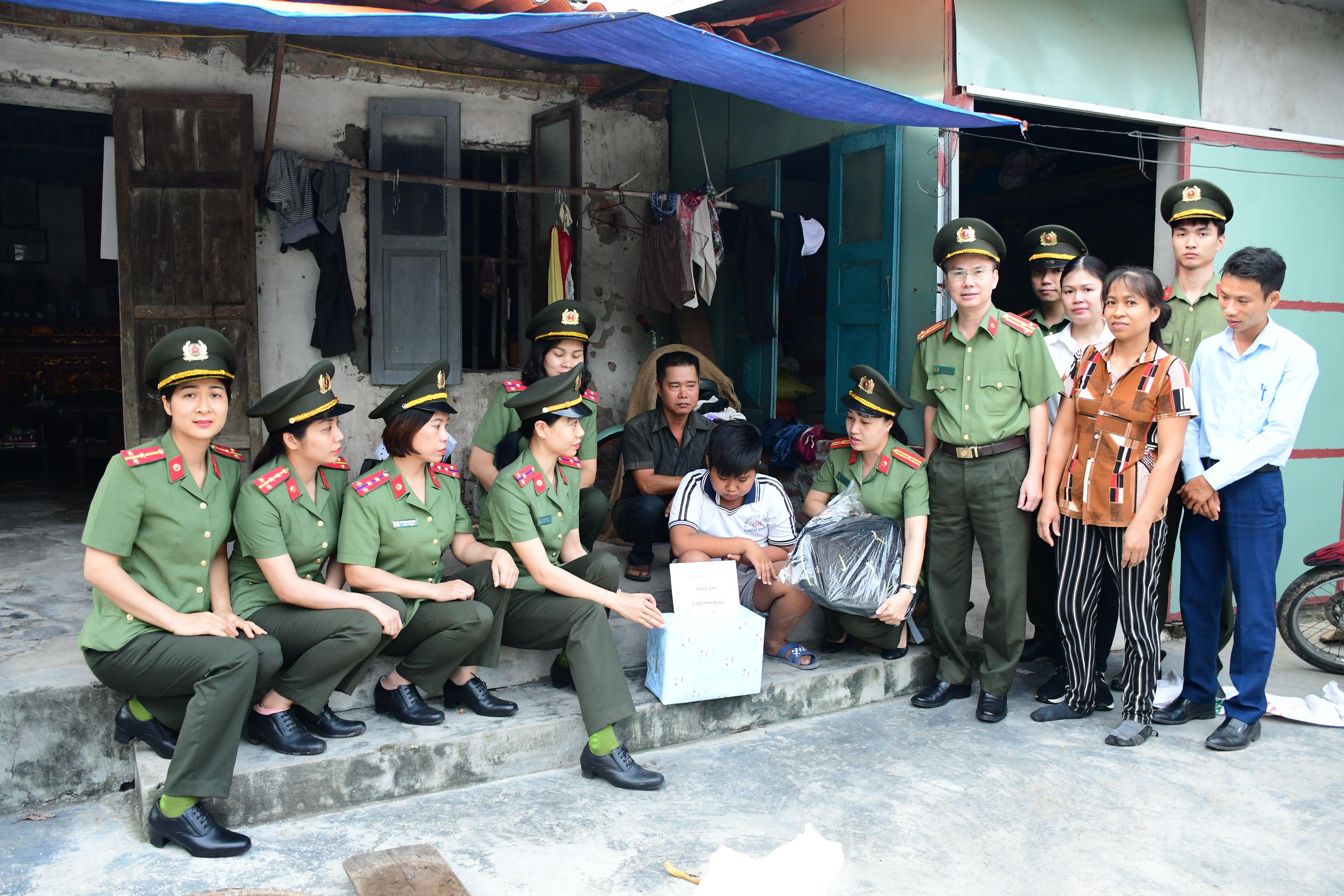 Hội phụ nữ Phòng Hậu cần: Tặng quà trẻ em có hoàn cảnh khó khăn huyện An Lão